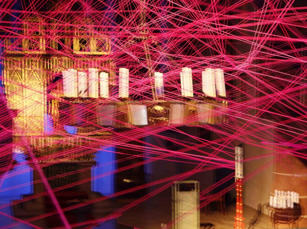 Pink Web in St. Michael Fürth - Künstlerin: Kerstin Kassel; Foto: Marianne Meschendörfer (Fotoclub Fürth)
