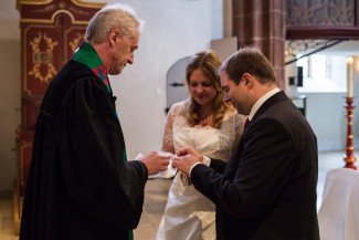 Trauung Brautpaar und Pfarrer